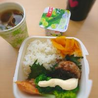 ★今日のお弁当★
☆ミニハンバーグ
☆焼き鮭
☆ブロッコリー
☆あさげ ☆アロエヨーグルト