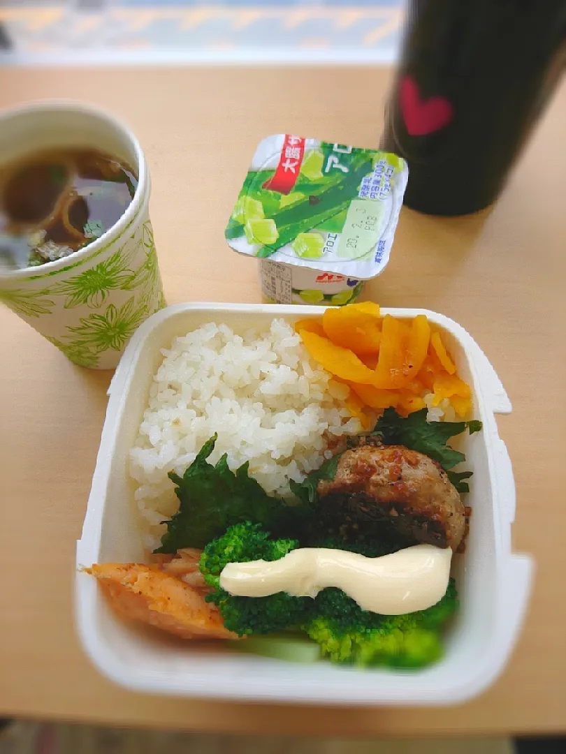 Snapdishの料理写真:★今日のお弁当★
☆ミニハンバーグ
☆焼き鮭
☆ブロッコリー
☆あさげ ☆アロエヨーグルト|☆Chieco☆さん