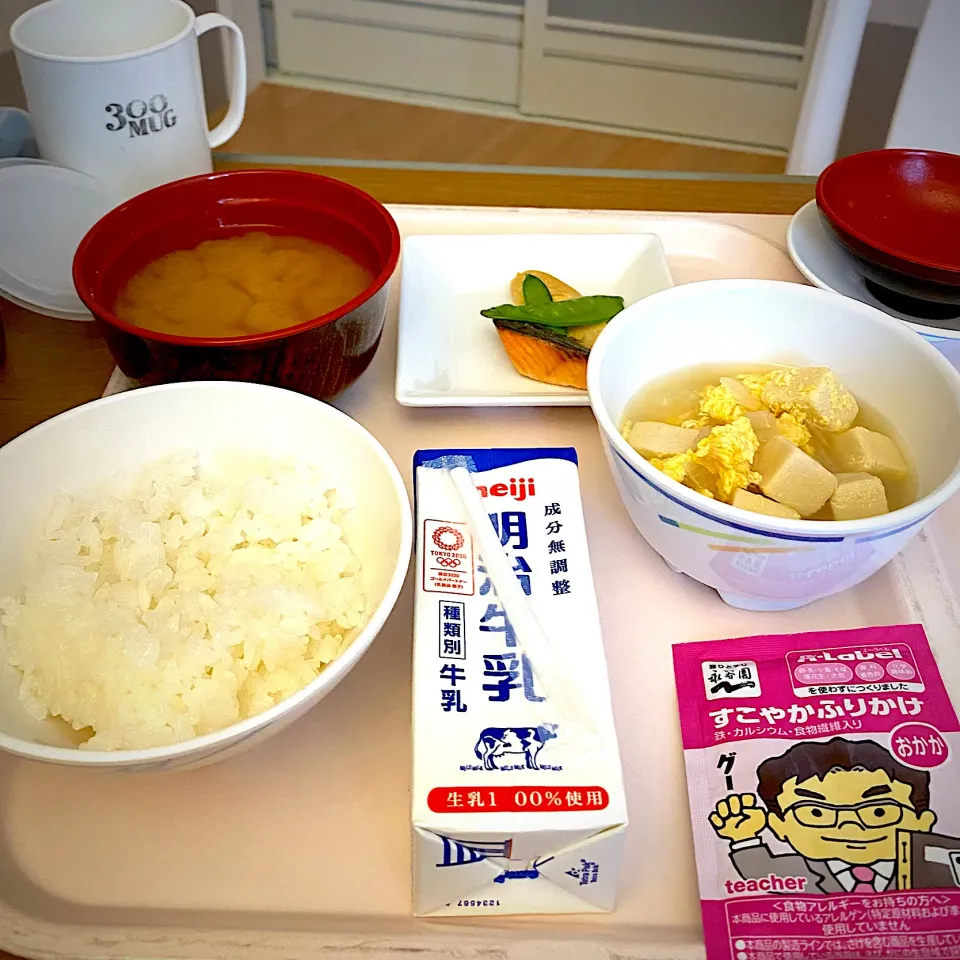 Snapdishの料理写真:一月22日　朝ごはん　　白飯、ふりかけ、味噌汁塩鮭、高野豆腐卵綴じ|yakinasuさん