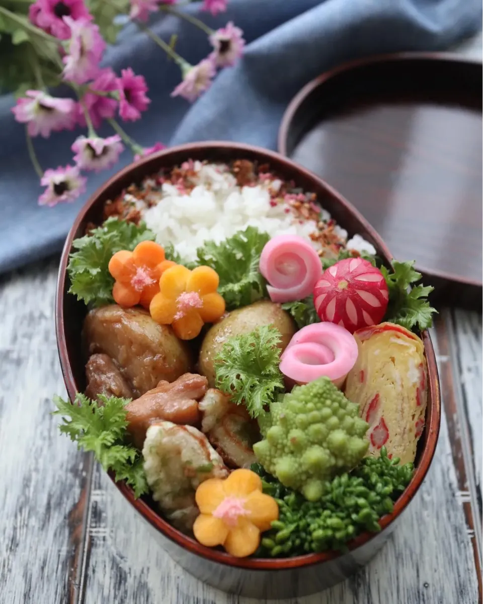 新じゃがと鶏肉の煮っ転がし弁当|アシュママさん