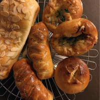 久しぶりには惣菜パン焼きました🌭