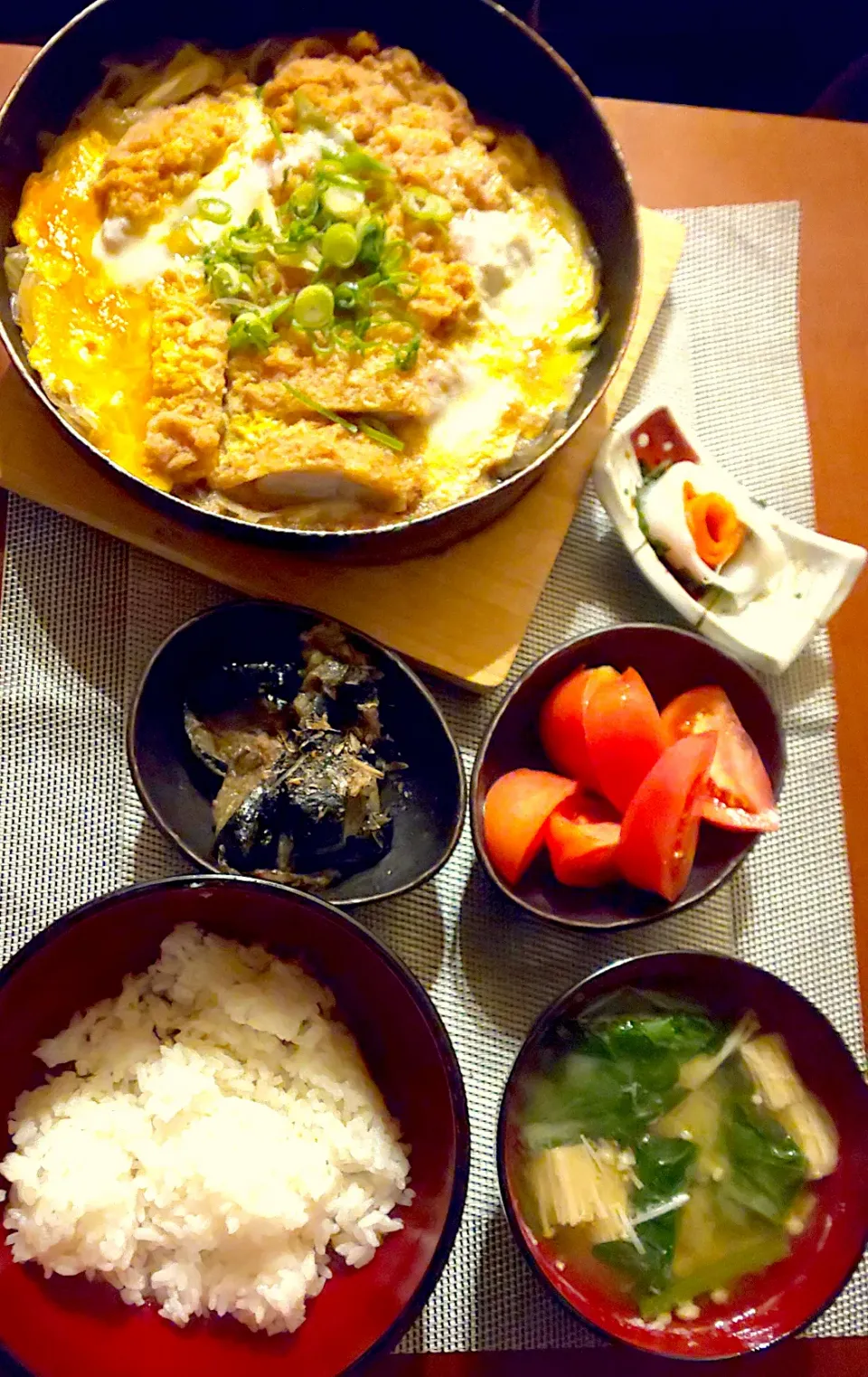 Today's Dinner🍴 冷ﾄﾏﾄ･茄子の甘辛煮･ｶﾂの卵とじ･白飯･ほうれん草とえのきのお味噌|🌈Ami🍻さん