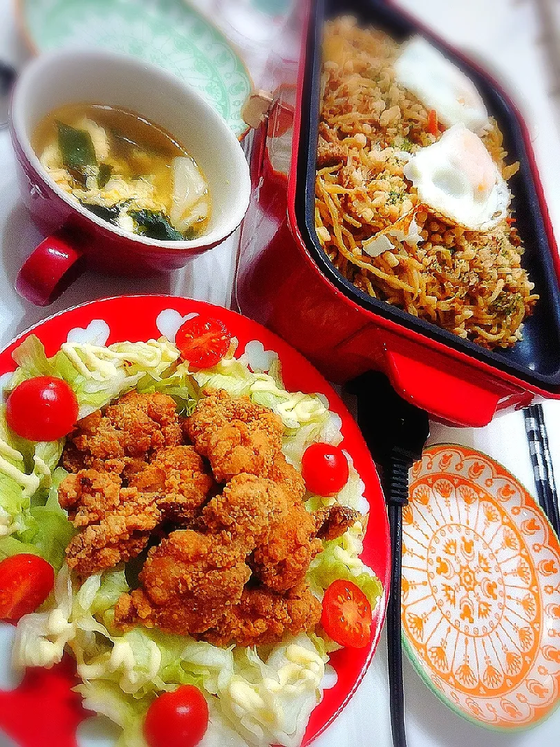 夕食(^ー^)
焼きそば~
唐揚げ&サラダ
ワンタンスープ(卵、ワカメ)|プリン☆さん