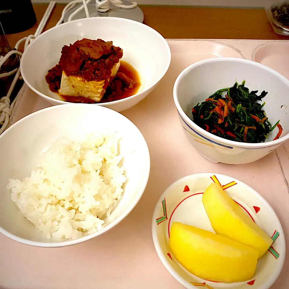 豆腐の味噌そぼろ、ほうれん草おかか和え、白飯、リンゴ|yakinasuさん