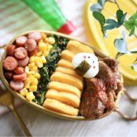 こにぎりと五色丼のお弁当