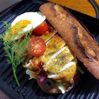 カレー味のチキンでホットサンド