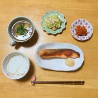 カニカマとキャベツのサラダ🥗　　　肉団子のスープ🧆