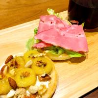 子どもと私の朝ごはん✨                               イングリッシュマフィンのオープンサンド✨