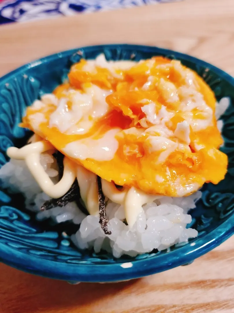 Snapdishの料理写真:玉子丼
炊きたてのご飯にマヨ、塩昆布をかけ上に味をつけないで焼いた卵焼きをのせただけ🎶うま！|Maho Sanoさん