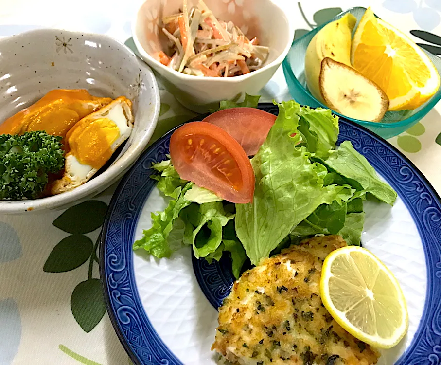 メカジキの香草焼き、卵の袋煮、ごぼうサラダ、バナナと八朔|もちもちさん