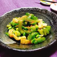 冷凍ピーマンと揚げで甘じょっぱい炒め物 ♡枝豆も加えました😊