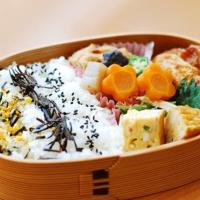 *鰆の生姜焼き
*煮物（がんも・こんにゃく・椎茸・人参）
*三つ葉と鶏ささみの梅おひたし
*たまご焼き（カニカマ・ねぎ）
*ふりかけごはん（まつのはこんぶ・ごま塩・たまご）