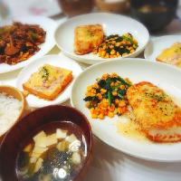 夕食(^ー^)
豚肉とまいたけと卵の甜麺醤炒め
マグロやチーズソテー&ほうれん草とコーンのバターソテー
厚揚げのツナチーズ焼き
しらすと豆腐とワカメのスープ