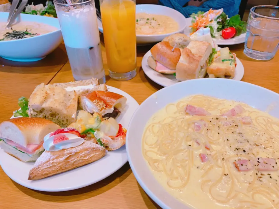 Snapdishの料理写真:パン🍞＆サラダ🥗食べ放題(*´꒳`*)♪|nacchan♪さん