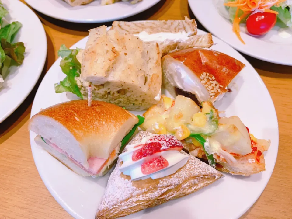 パン🍞＆サラダ🥗食べ放題(*´꒳`*)♪|nacchan♪さん