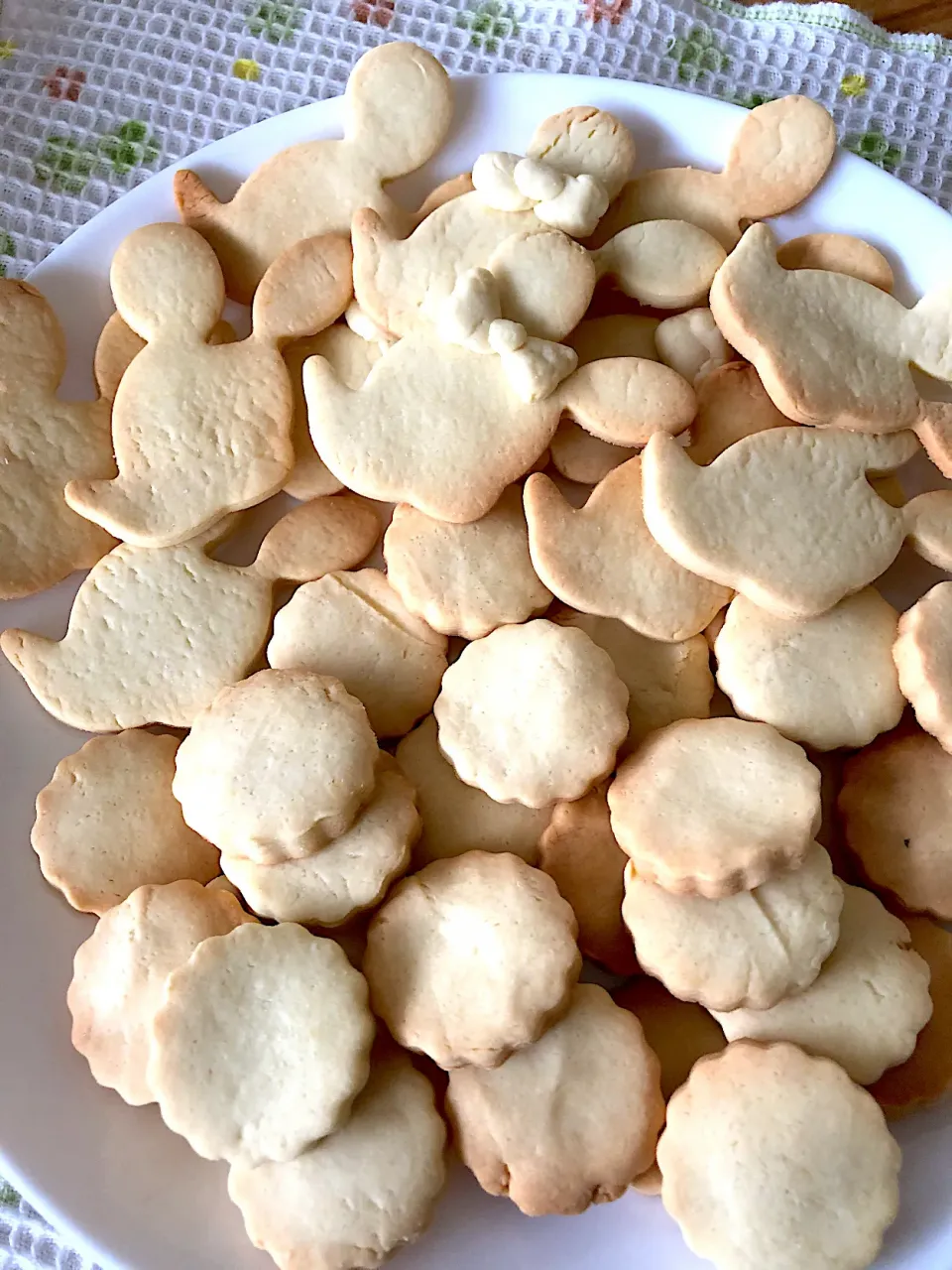 簡単クッキー🍪ミキミニ？っぽいのと、花型🌼|harutomomamaさん