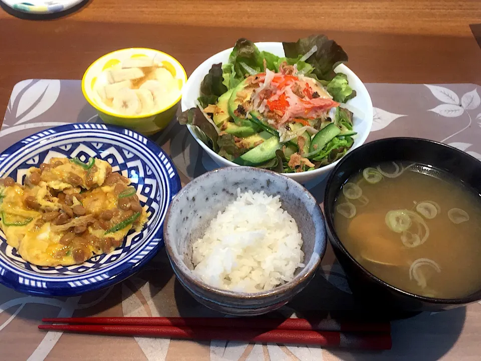 Snapdishの料理写真:朝ごはん
具沢山サラダ、白米、納豆オムレツ、あさりの味噌汁、バナナ添えヨーグルト|かよちゃんさん