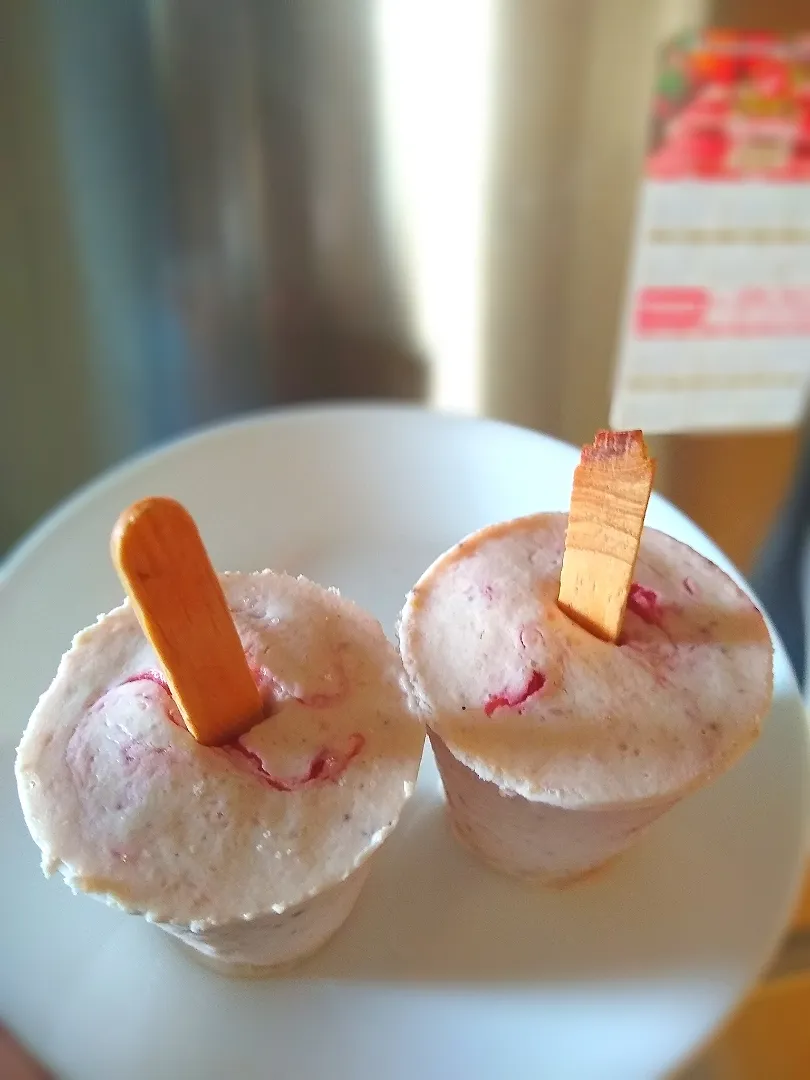 Snapdishの料理写真:Helados cremosos de Fresa|Monenito22さん