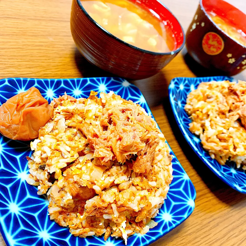 Snapdishの料理写真:まぐろフレークの玉子の炒め飯と大根と白菜の味噌汁|Sakuraさん