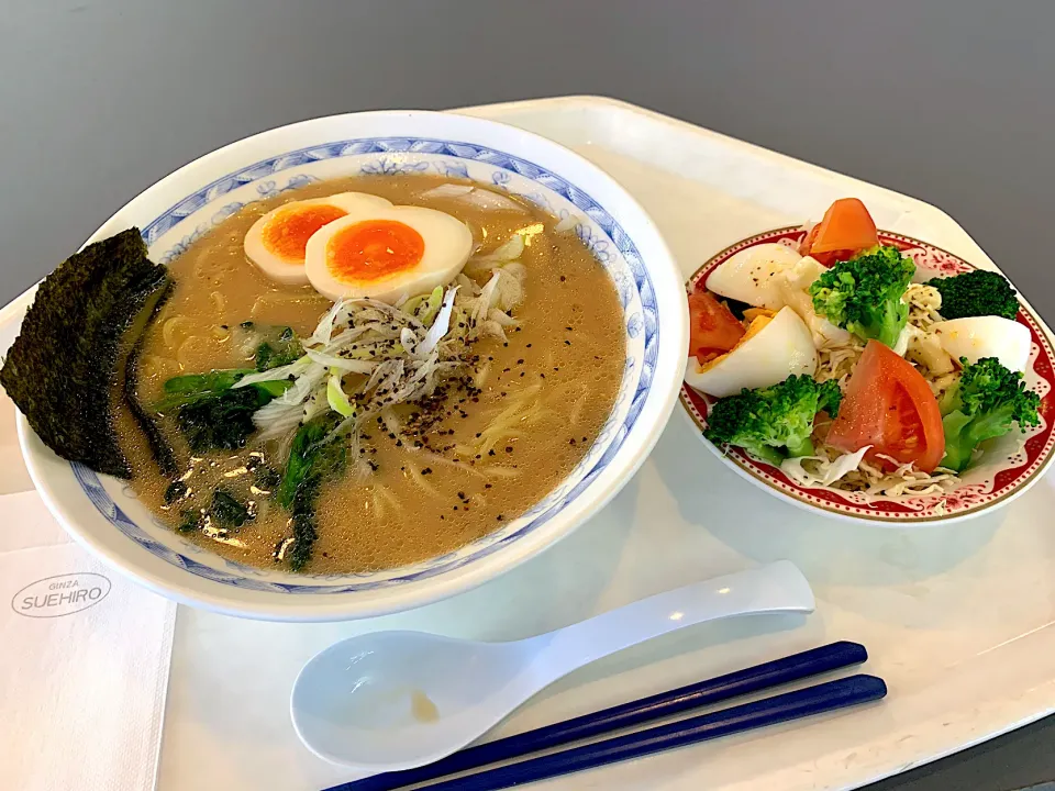 Snapdishの料理写真:横浜家系醤油とん骨ラーメン、ブロッコリーサラダ|Tadahiko Watanabeさん