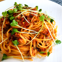 今日のお家で一人ランチは                           昨夜のサバの味噌煮をリメイクした、サバの味噌煮のトマトソースパスタ✨