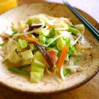 ちゃんぽん

かまぼことか入れたかったなぁ～

豆乳、ガラスープ、オイスターソースなどで味付け
麺はパスタを使いました。