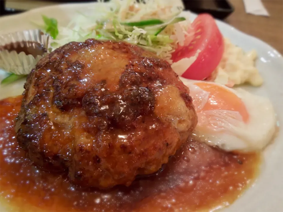 注文してから捏ね、肉汁出る出るハンバーグランチ   新大阪駅喫茶サンチョ|Takeshi  Nagakiさん