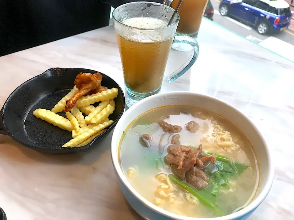 Beef with barbecued sauce, instant noodles, chicken hammer in Thai style & French fries|Sky Blueさん