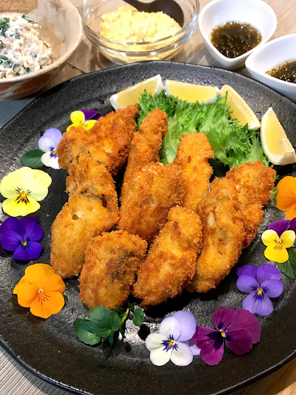 タルタルソースで食べる大粒カキフライのエディブルフラワー添え❣️春菊の白あえ|yukinnkoさん