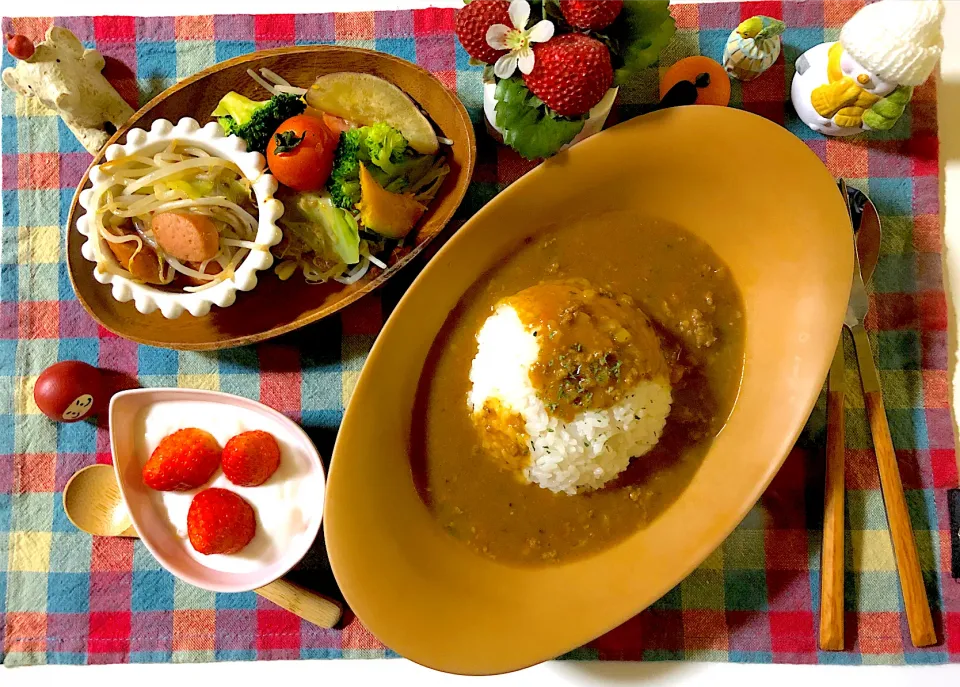 カレーライス、温野菜サラダ、ウィンナーともやしミックスのバタぽん炒め、いちごヨーグルト|syamさん