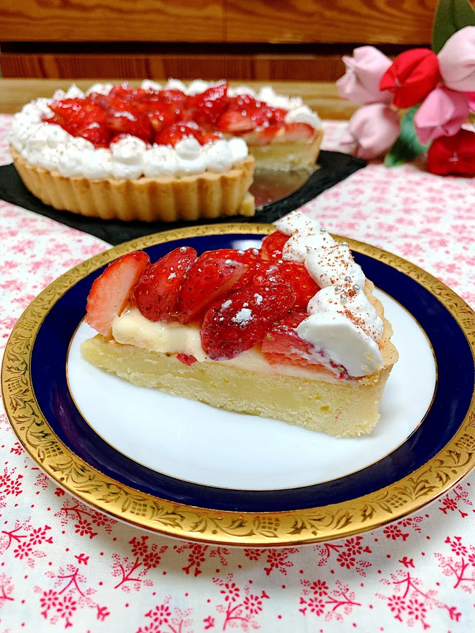 苺🍓のタルト🥧　　　　　　　　　　　　　　中はアーモンドクリームとカスタードを混ぜたフランジパーヌを使いました。|❁︎na--na❁︎Nさん