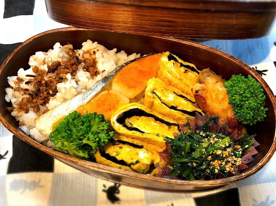 サラ弁　　　　　　　　　　　　　　　　　　塩鮭　海苔巻き卵焼き　春菊お浸し　鶏手羽中甘辛煮|じゅんさんさん