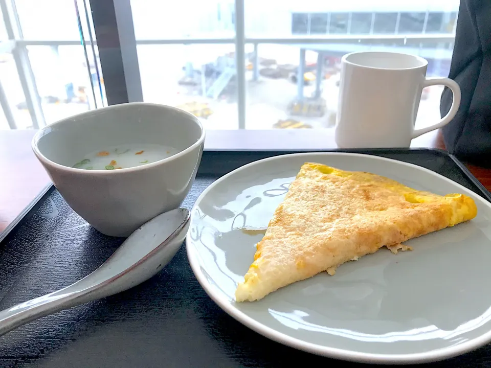 Fried egg with cheese and ham, congee|Sky Blueさん