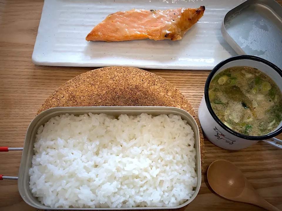 Snapdishの料理写真:メスティンご飯🍚と鮭🐟|Jean Nobyさん