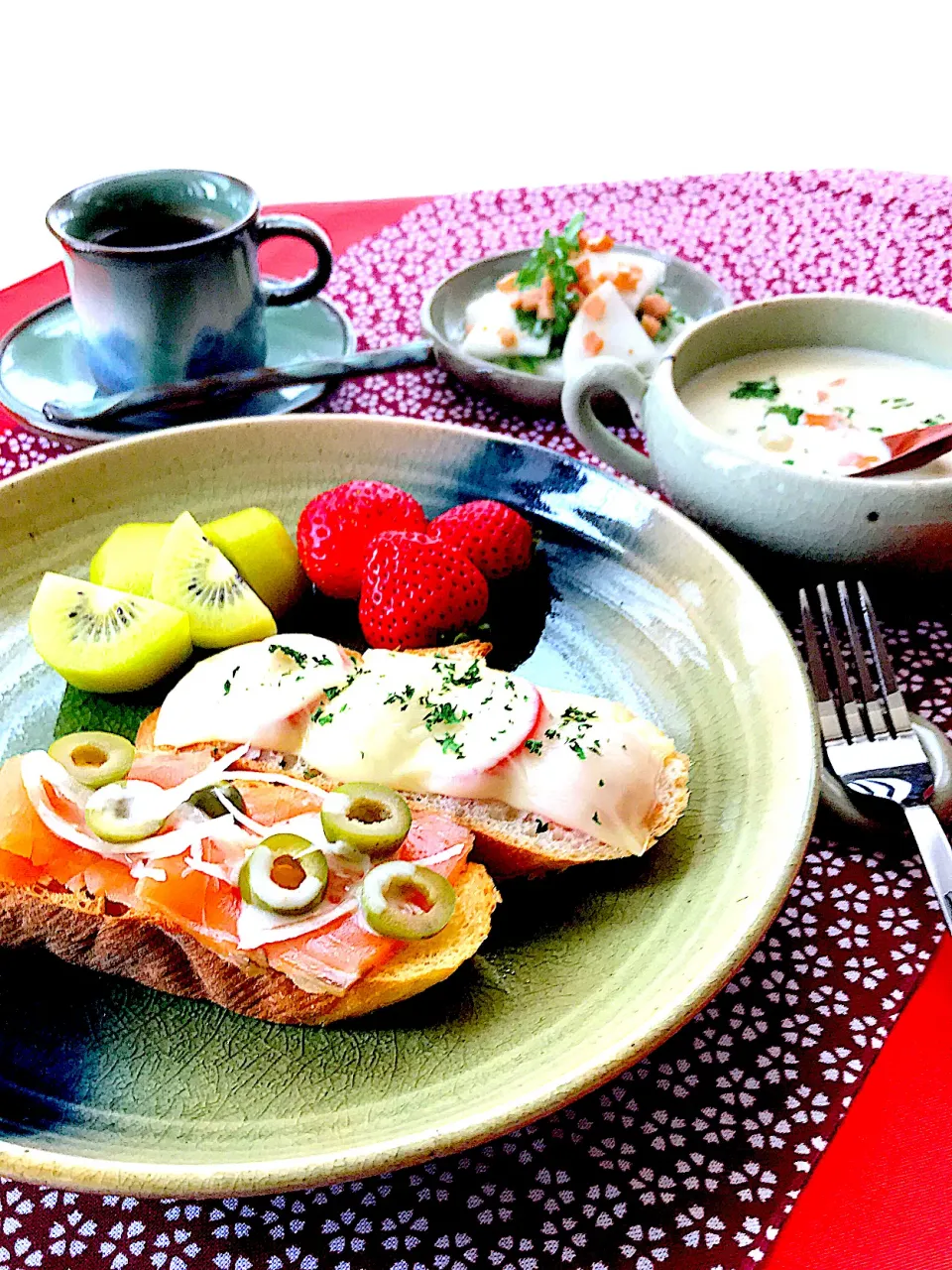 冬に嬉しいあったかクラムチャウダーで朝ごパン|サミカさん