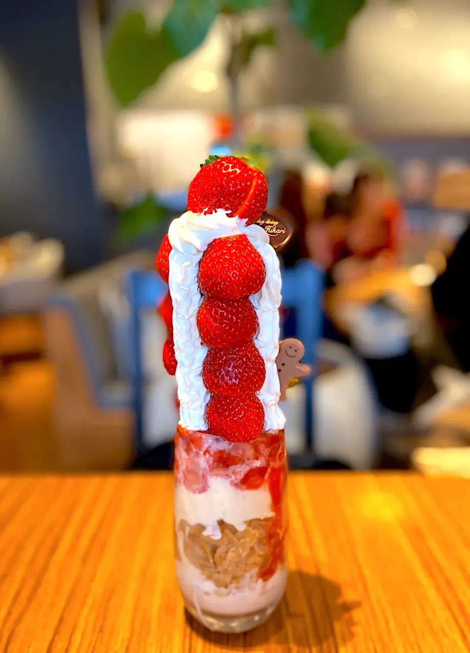 駅前のカフェで苺の山登りパフェ🍓お山🍓|ナナさん