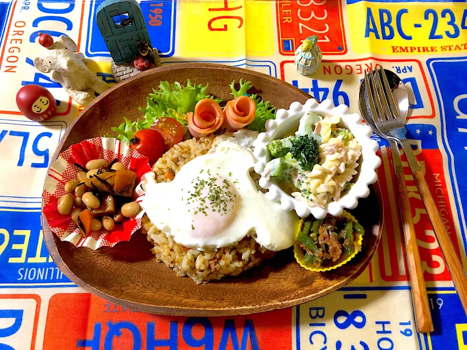 カレー炒飯、ミッキー目玉焼き、ブロッコリーのツナマヨパスタサラダ、ひじき豆の煮物、いんげんの胡麻和え|syamさん