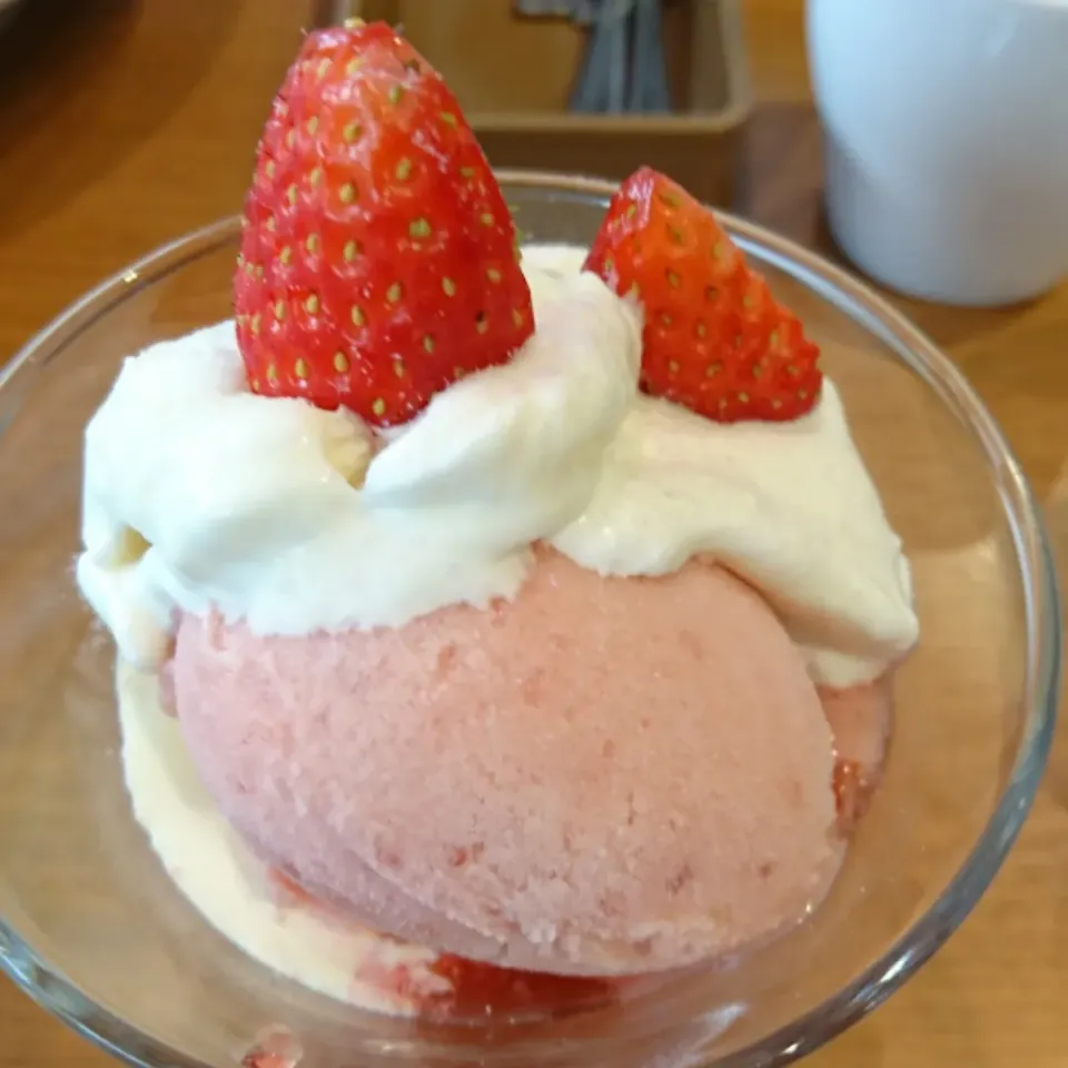 いちごのミニパフェ🍓|しまだ ちえこさん