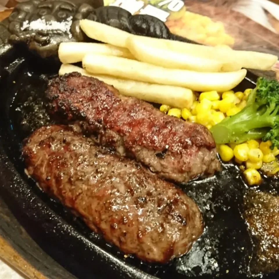 Snapdishの料理写真:牛肉100%ハンバーグ|しまだ ちえこさん