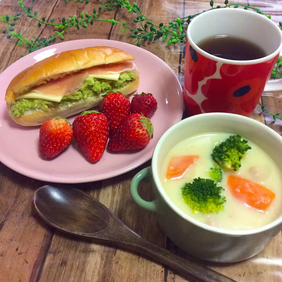 地元 千葉県産の苺たっぷりの朝ごはん❤︎🍓|夢ーテルさん