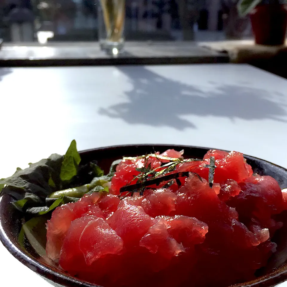 マグロ中落ち丼 醤油漬け卵黄のせ|昼呑み小屋・通さん