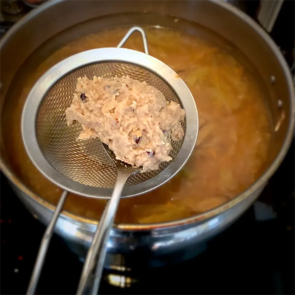 佐野未起の料理 仕上がったみりんを濾したカスで味噌ができるか⁉️ 白インゲン豆の味噌|佐野未起さん