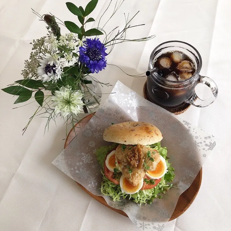 1/26❤︎塩から揚げ&半熟たまごなめ茸のせベーグルサンド❤︎かつお節ベーグル🥯|Makinsさん