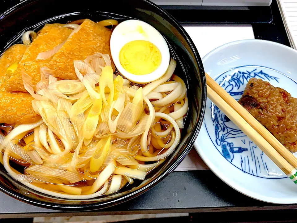 じじばばのお昼(^^)🦊うどんとヤッパブ！讃岐うどん、ちゃんと茹でました(^o^)ヤッパブは冷凍しておいたやつをチン！|Yukihiko Ishidaさん