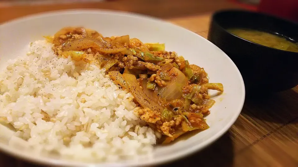 Snapdishの料理写真:豚挽き肉と玉ねぎのｹﾁｬｯﾌﾟ炒め丼～
の晩ごはん✨|kaz(*･ω･)さん