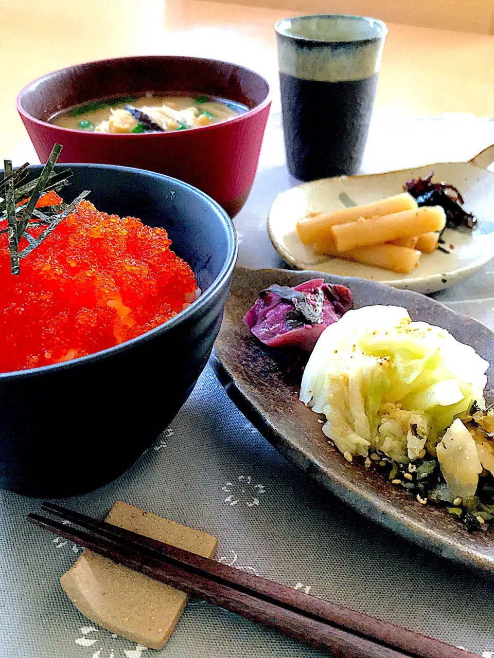 とびっこご飯とお漬物の和朝食🥢|サミカさん