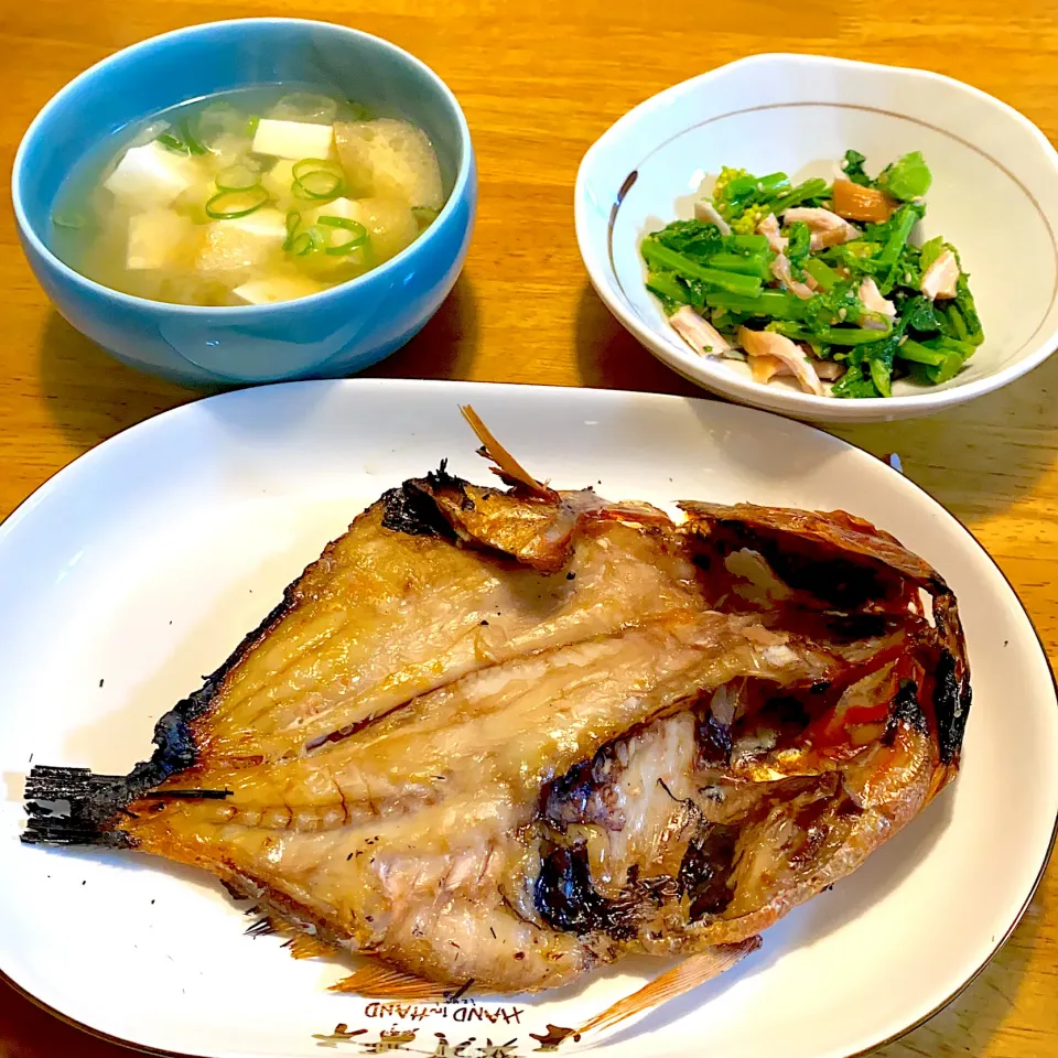 金目鯛の干物と、菜の花と鶏肉の燻製の胡麻和えと、豆腐の味噌汁|もえさん