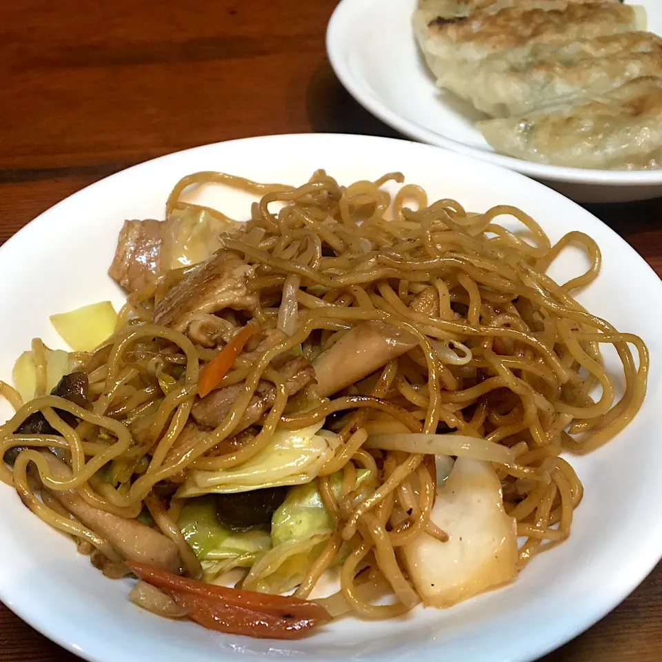 Snapdishの料理写真:昼ごはん☀️☀️☀️断酒290日目                         焼きそば餃子🥟|ぽんたさん