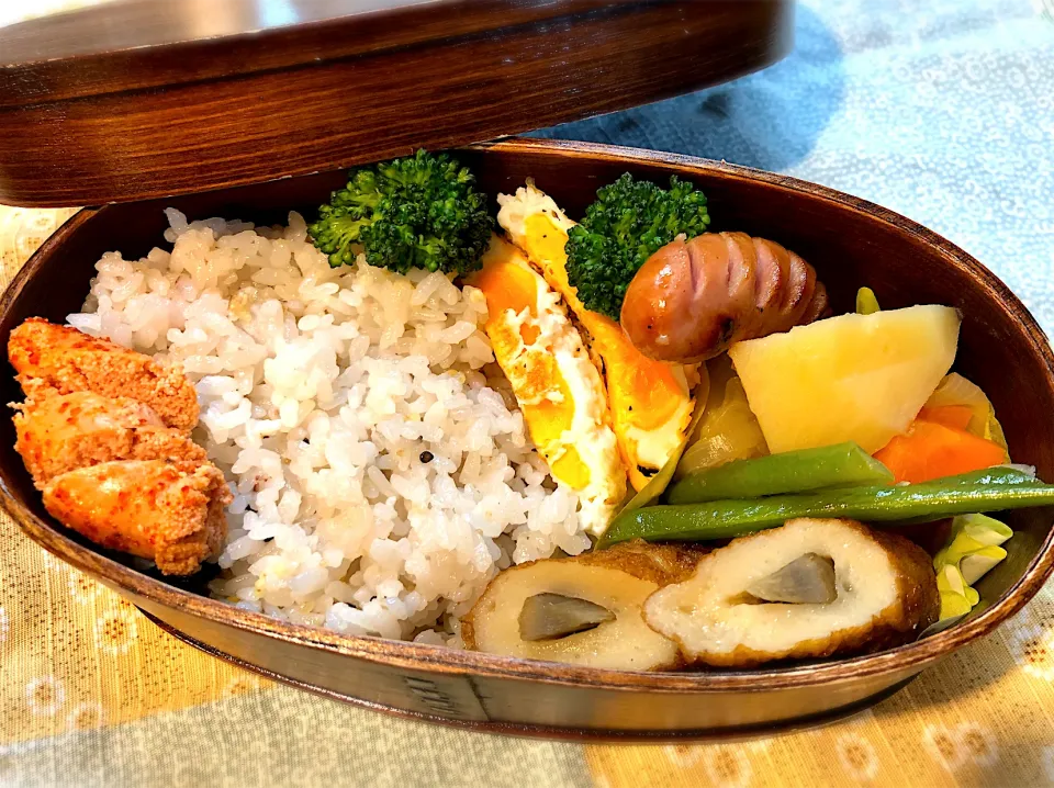 サラ弁　　　　　　　　　　　　　　　　　　じゃがいも煮付け　ごぼう天　目玉焼き　辛子明太子|じゅんさんさん