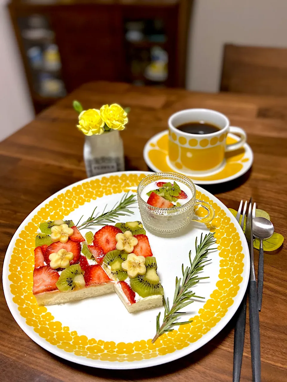 Snapdishの料理写真:フルーツオープンサンド🍓🥝🍌朝食🍽|ナナさん